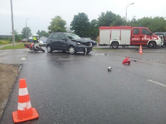 Wypadek na ul. Kołobrzeskiej. Motocyklista trafił do szpitala - zdjęcie #3 - eOstroleka.pl