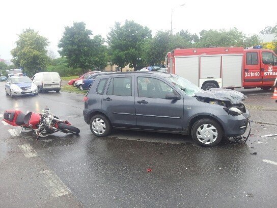 Wypadek na ul. Kołobrzeskiej. Motocyklista trafił do szpitala - zdjęcie #4 - eOstroleka.pl