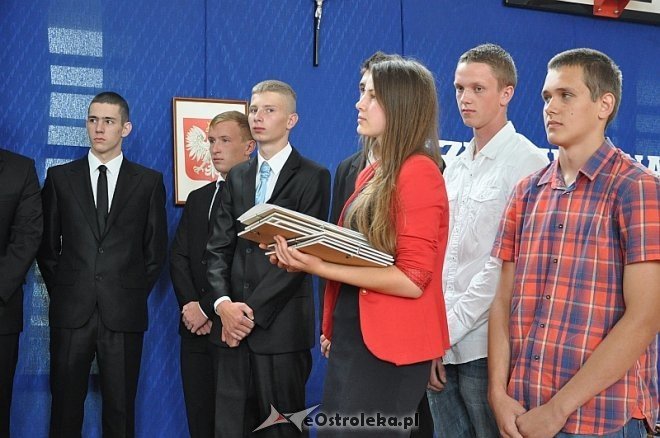 Uroczyste zakończenie roku szkolnego w Zespole Szkół Zawodowych nr 1 im. dr. Józefa Psarskiego w Ostrołęce [28.06.2013] - zdjęcie #1 - eOstroleka.pl
