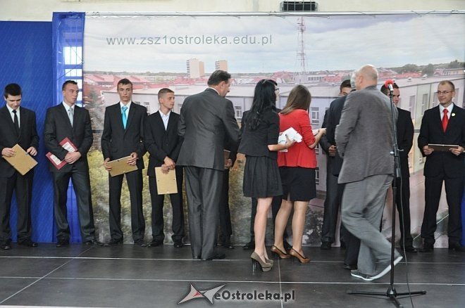 Uroczyste zakończenie roku szkolnego w Zespole Szkół Zawodowych nr 1 im. dr. Józefa Psarskiego w Ostrołęce [28.06.2013] - zdjęcie #8 - eOstroleka.pl
