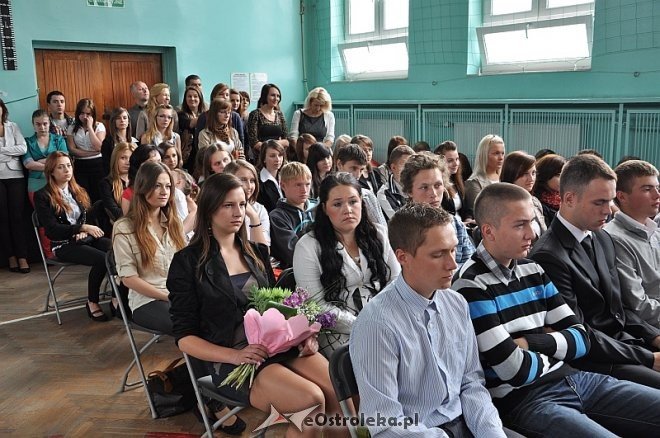 Uroczyste zakończenie roku szkolnego w Zespole Szkół Zawodowych nr 2 im. V Pułku Ułanów Zasławskich w Ostrołęce [28.06.2013] - zdjęcie #14 - eOstroleka.pl