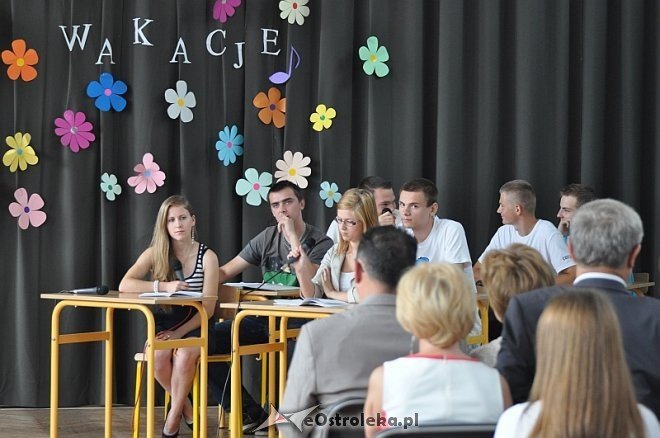 Uroczyste zakończenie roku szkolnego w Zespole Szkół Zawodowych nr 2 im. V Pułku Ułanów Zasławskich w Ostrołęce [28.06.2013] - zdjęcie #2 - eOstroleka.pl