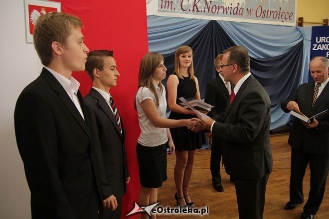 Zakończenie roku szkolnego w II LO w Ostrołęce [28.06.2013] - zdjęcie #8 - eOstroleka.pl