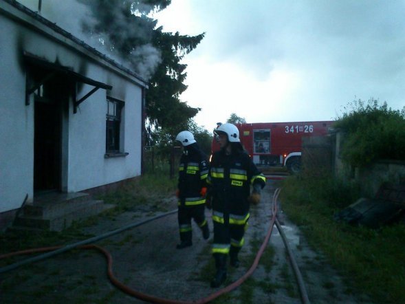 Pożar budynku w Tyszkach Nadborach [29.06.2013] - zdjęcie #6 - eOstroleka.pl