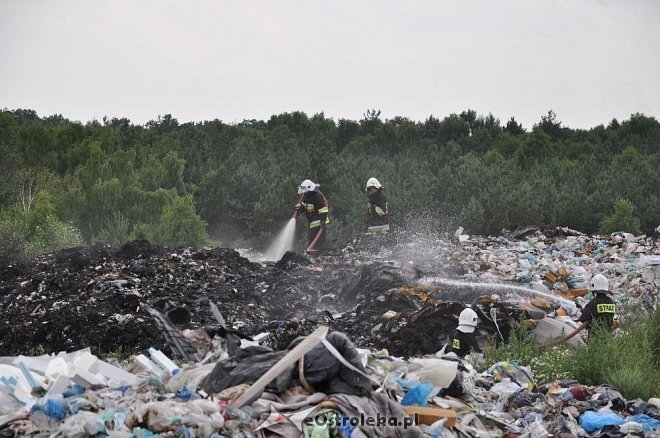 Pożar na miejskim wysypisku śmieci przy ulicy Turskiego [29.06.2013] - zdjęcie #8 - eOstroleka.pl