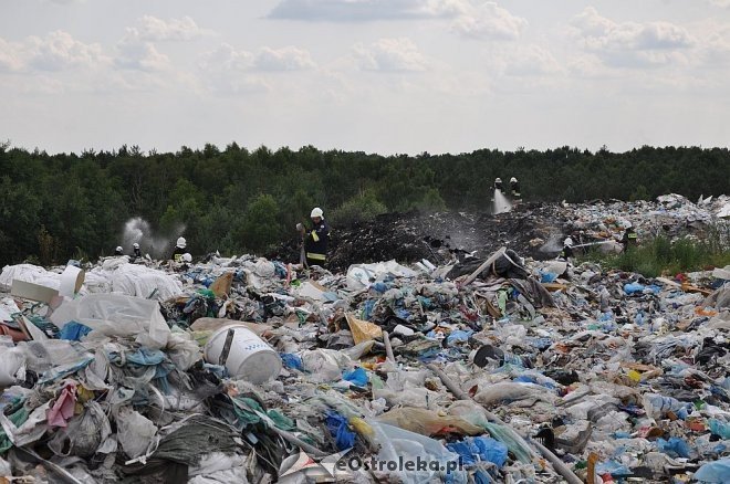 Pożar na miejskim wysypisku śmieci przy ulicy Turskiego [29.06.2013] - zdjęcie #2 - eOstroleka.pl