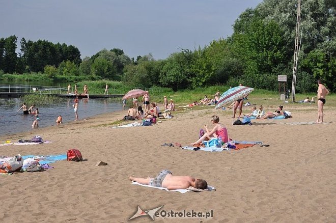Wypoczynek i ochłoda na plaży w Ostrołęce [05.07.2013]  - zdjęcie #2 - eOstroleka.pl