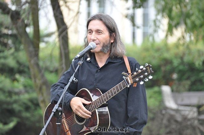 „Sztukmistrz Śpiewa” – recital Jana Kondraka w ramach ArtCzwartków [11.07.2013] - zdjęcie #2 - eOstroleka.pl