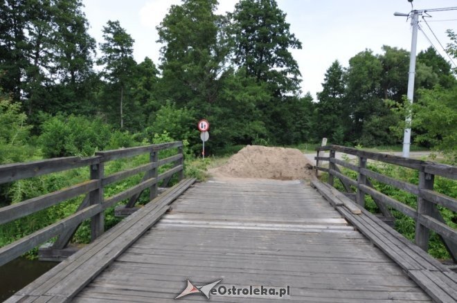 Drewniany most w Krukach zamknięty [15.07.2013] - zdjęcie #2 - eOstroleka.pl