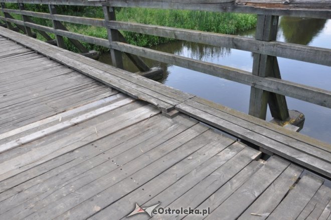 Drewniany most w Krukach zamknięty [15.07.2013] - zdjęcie #5 - eOstroleka.pl