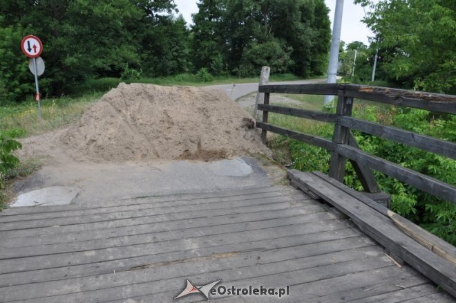 Drewniany most w Krukach zamknięty [15.07.2013] - zdjęcie #7 - eOstroleka.pl