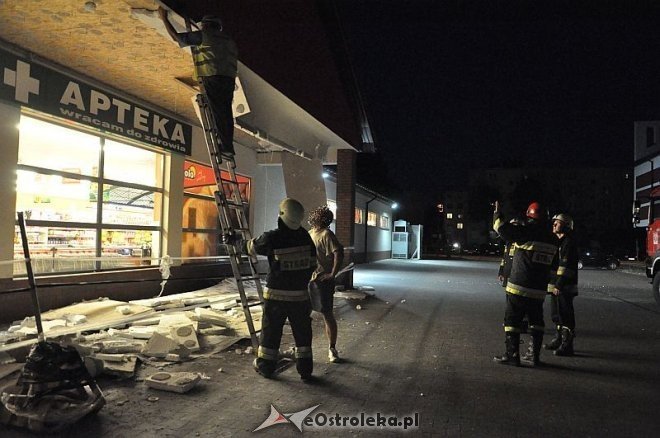 Ze Polo Marketu na osiedlu centrum odpadła elewacja [15.07.2013] - zdjęcie #4 - eOstroleka.pl