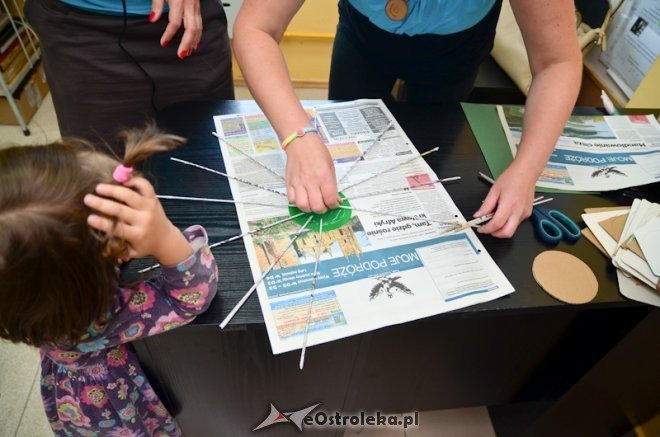 Gazetowe plecionki w Bibliotece Gminnej w Rzekuniu [17.07.2013] - zdjęcie #16 - eOstroleka.pl