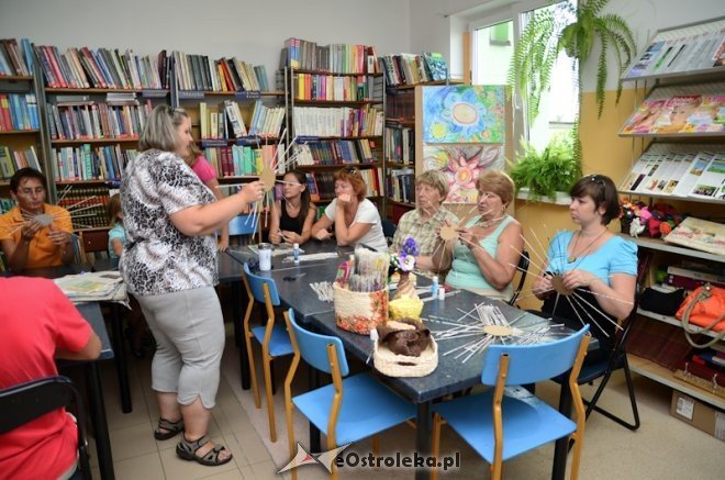 Gazetowe plecionki w Bibliotece Gminnej w Rzekuniu [17.07.2013] - zdjęcie #11 - eOstroleka.pl