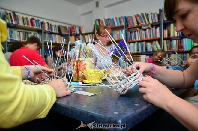 Gazetowe plecionki w Bibliotece Gminnej w Rzekuniu [17.07.2013] - zdjęcie #5 - eOstroleka.pl