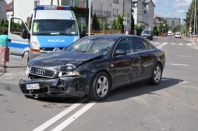 Kolizja na skrzyżowaniu ulic Korczaka i Poznańskiej [18.07.2013] - zdjęcie #9 - eOstroleka.pl