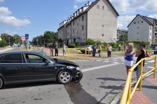 Kolizja na skrzyżowaniu ulic Korczaka i Poznańskiej [18.07.2013] - zdjęcie #3 - eOstroleka.pl