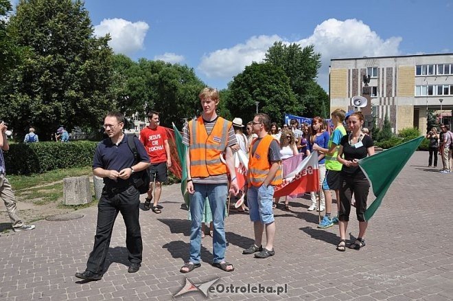 Marsz dla Jezusa ulicami Ostrołęki [18.07.2013] - zdjęcie #1 - eOstroleka.pl