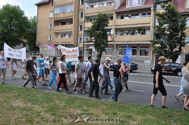 Marsz dla Jezusa ulicami Ostrołęki [18.07.2013] - zdjęcie #60 - eOstroleka.pl