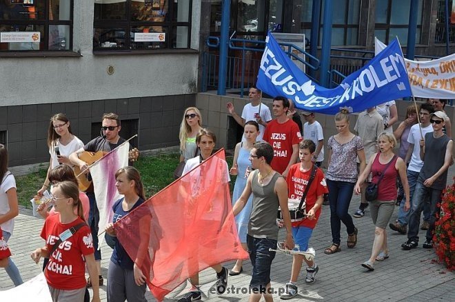 Marsz dla Jezusa ulicami Ostrołęki [18.07.2013] - zdjęcie #61 - eOstroleka.pl