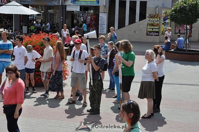 Marsz dla Jezusa ulicami Ostrołęki [18.07.2013] - zdjęcie #3 - eOstroleka.pl