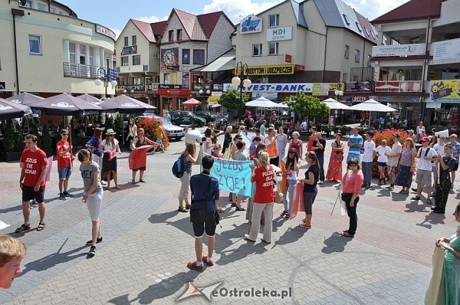 Marsz dla Jezusa ulicami Ostrołęki [18.07.2013] - zdjęcie #84 - eOstroleka.pl