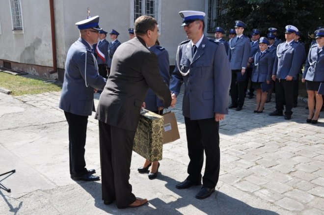 Uroczysty apel ostrołęckich policjantów po raz ostatni w starej siedzibie [27.07.2013] - zdjęcie #1 - eOstroleka.pl