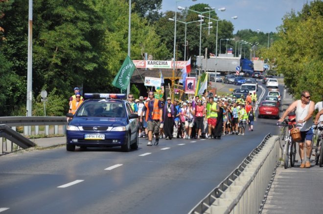 Piesza pielgrzymka z Ełku odwiedziła Ostrołękę [31.07.2013] - zdjęcie #83 - eOstroleka.pl