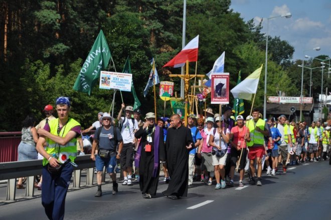 Piesza pielgrzymka z Ełku odwiedziła Ostrołękę [31.07.2013] - zdjęcie #2 - eOstroleka.pl
