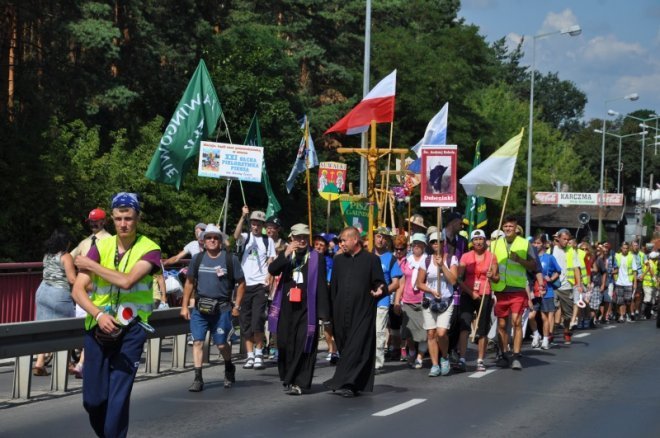 Piesza pielgrzymka z Ełku odwiedziła Ostrołękę [31.07.2013] - zdjęcie #82 - eOstroleka.pl
