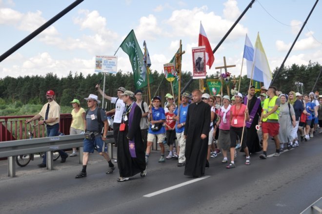 Piesza pielgrzymka z Ełku odwiedziła Ostrołękę [31.07.2013] - zdjęcie #77 - eOstroleka.pl