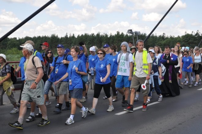 Piesza pielgrzymka z Ełku odwiedziła Ostrołękę [31.07.2013] - zdjęcie #74 - eOstroleka.pl