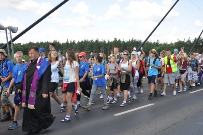 Piesza pielgrzymka z Ełku odwiedziła Ostrołękę [31.07.2013] - zdjęcie #73 - eOstroleka.pl