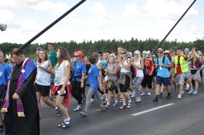 Piesza pielgrzymka z Ełku odwiedziła Ostrołękę [31.07.2013] - zdjęcie #72 - eOstroleka.pl