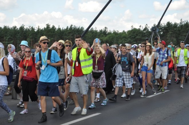 Piesza pielgrzymka z Ełku odwiedziła Ostrołękę [31.07.2013] - zdjęcie #71 - eOstroleka.pl
