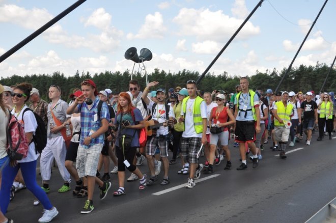 Piesza pielgrzymka z Ełku odwiedziła Ostrołękę [31.07.2013] - zdjęcie #69 - eOstroleka.pl