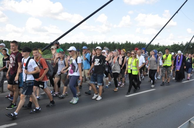 Piesza pielgrzymka z Ełku odwiedziła Ostrołękę [31.07.2013] - zdjęcie #67 - eOstroleka.pl