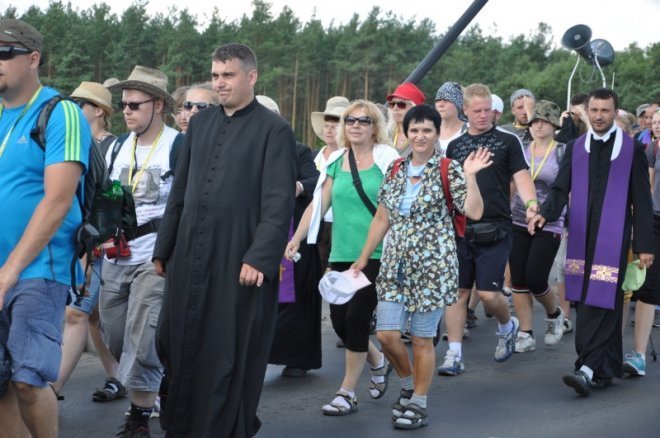 Piesza pielgrzymka z Ełku odwiedziła Ostrołękę [31.07.2013] - zdjęcie #21 - eOstroleka.pl