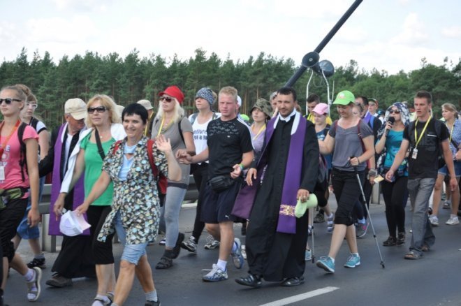 Piesza pielgrzymka z Ełku odwiedziła Ostrołękę [31.07.2013] - zdjęcie #22 - eOstroleka.pl