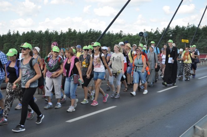 Piesza pielgrzymka z Ełku odwiedziła Ostrołękę [31.07.2013] - zdjęcie #26 - eOstroleka.pl