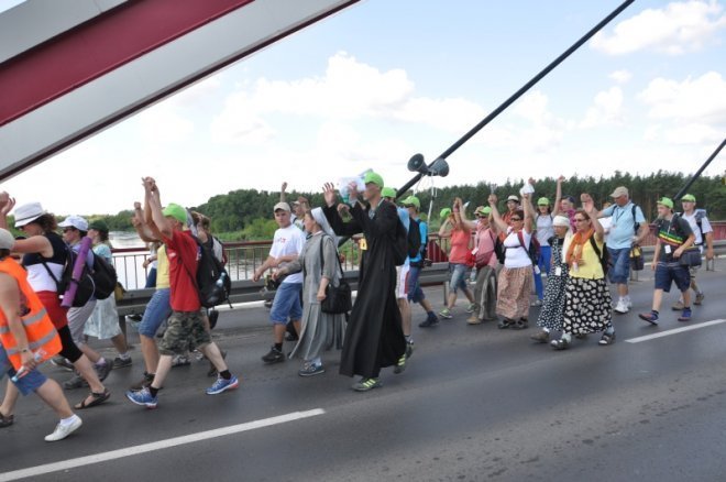 Piesza pielgrzymka z Ełku odwiedziła Ostrołękę [31.07.2013] - zdjęcie #29 - eOstroleka.pl
