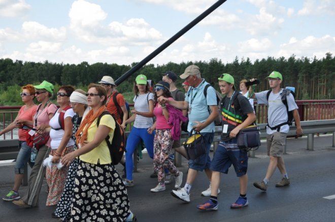 Piesza pielgrzymka z Ełku odwiedziła Ostrołękę [31.07.2013] - zdjęcie #54 - eOstroleka.pl