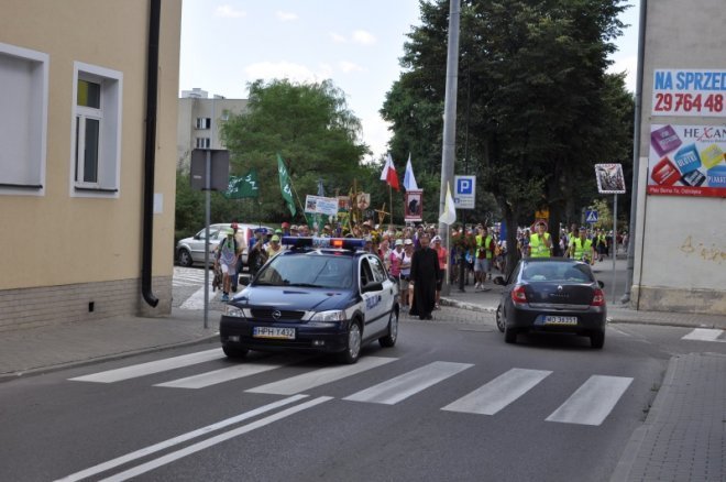Piesza pielgrzymka z Ełku odwiedziła Ostrołękę [31.07.2013] - zdjęcie #53 - eOstroleka.pl