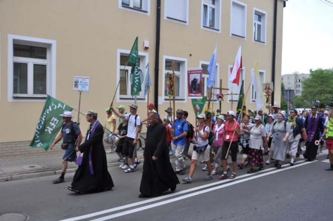 Piesza pielgrzymka z Ełku odwiedziła Ostrołękę [31.07.2013] - zdjęcie #50 - eOstroleka.pl