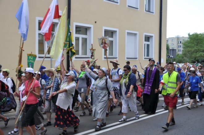 Piesza pielgrzymka z Ełku odwiedziła Ostrołękę [31.07.2013] - zdjęcie #35 - eOstroleka.pl