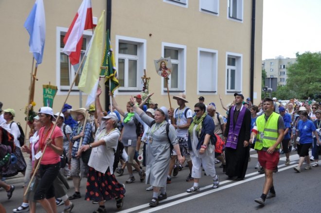Piesza pielgrzymka z Ełku odwiedziła Ostrołękę [31.07.2013] - zdjęcie #49 - eOstroleka.pl