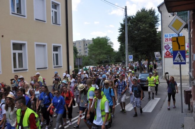 Piesza pielgrzymka z Ełku odwiedziła Ostrołękę [31.07.2013] - zdjęcie #48 - eOstroleka.pl