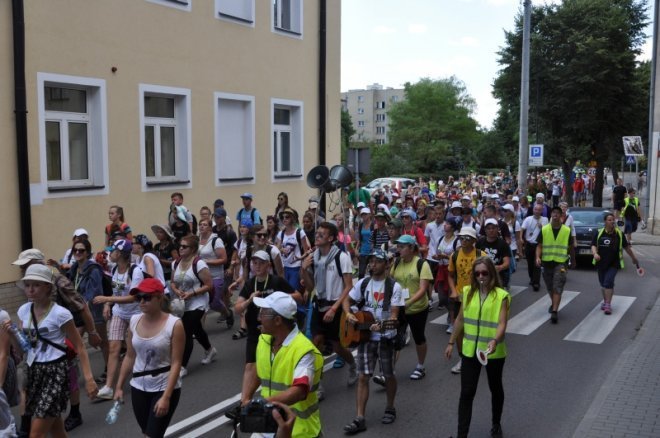 Piesza pielgrzymka z Ełku odwiedziła Ostrołękę [31.07.2013] - zdjęcie #47 - eOstroleka.pl