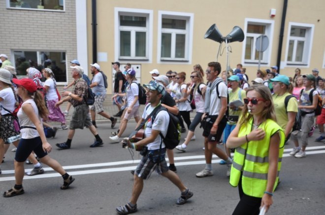 Piesza pielgrzymka z Ełku odwiedziła Ostrołękę [31.07.2013] - zdjęcie #46 - eOstroleka.pl