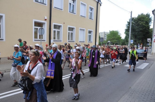 Piesza pielgrzymka z Ełku odwiedziła Ostrołękę [31.07.2013] - zdjęcie #45 - eOstroleka.pl